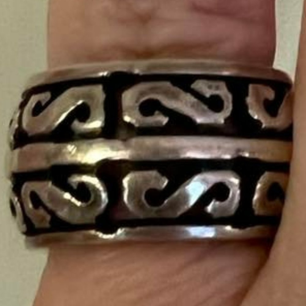 Unisex Vintage Signed 925 Sterling Ring with Carved Swirl Designs